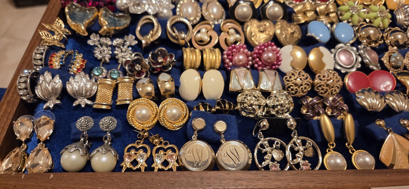 Vintage Mod Earrings Lot Of 117. 3lbs 15oz. 38 Signed Monet Hobé Avon Trifari…