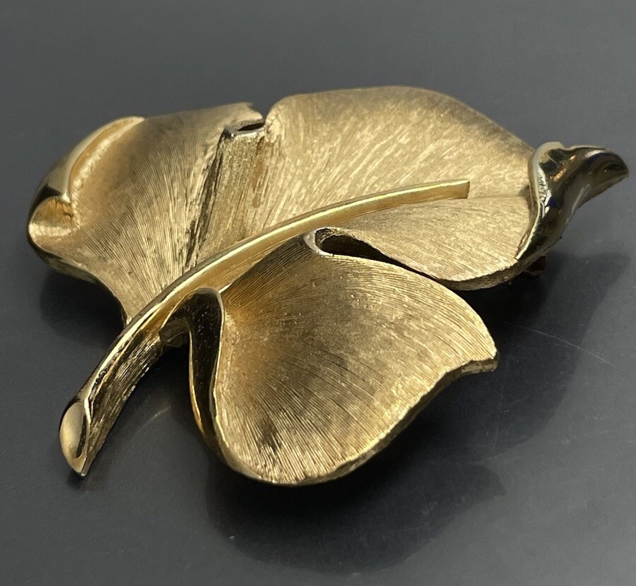 Vintage Crown Trifari Brushed Shiny Gold Tone Leaf Plant Brooch Pin 1 3/4”