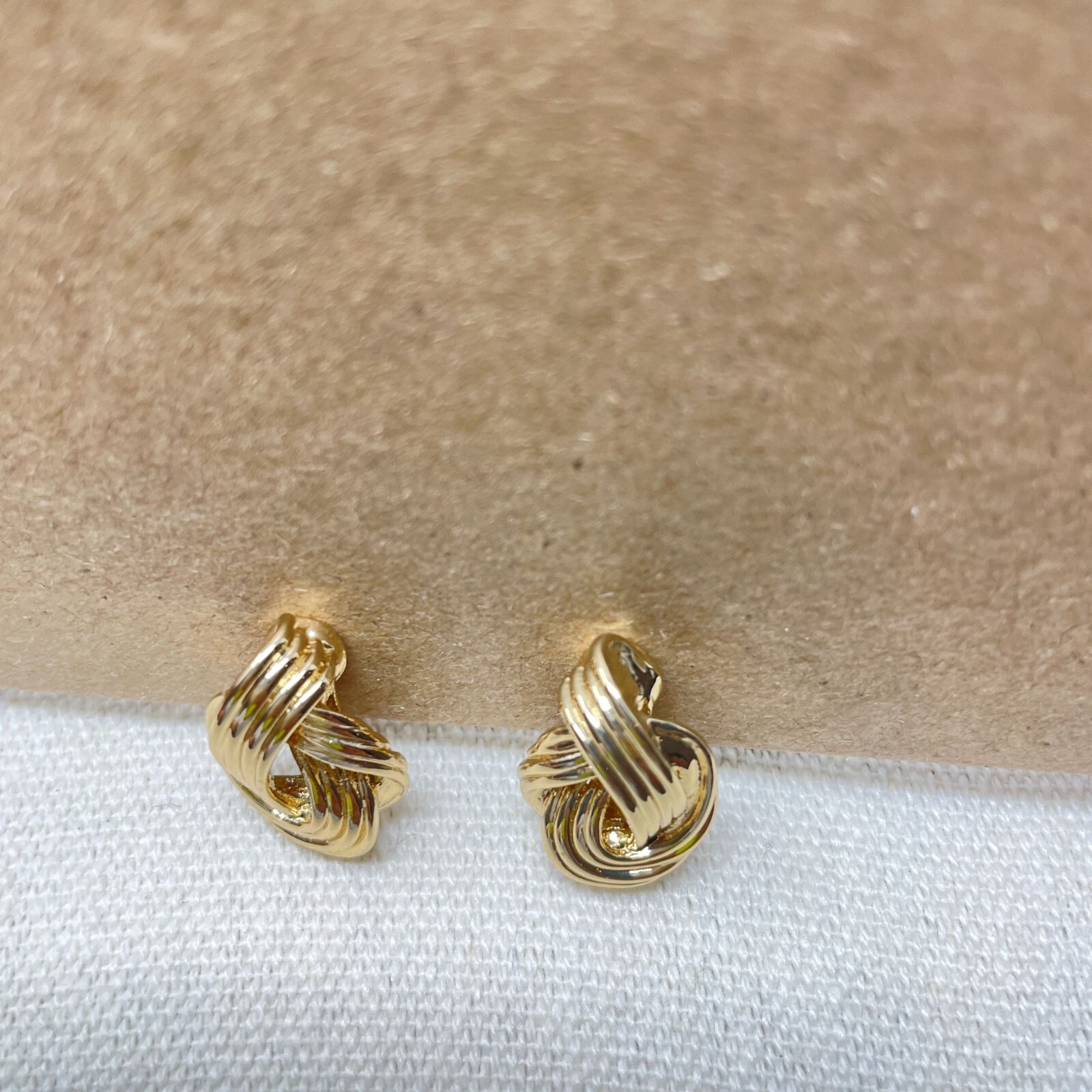 The Jewelry Group TJG Signed Gold Tone Knotted Clip On Statement Earrings Marked