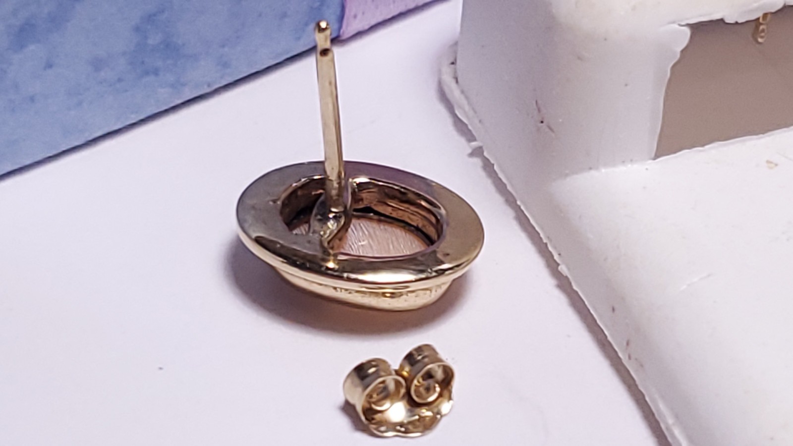Vintage Natural Carved Oval Cameo/shell Bezel Dropped edge 14Kt YG Earrings23867