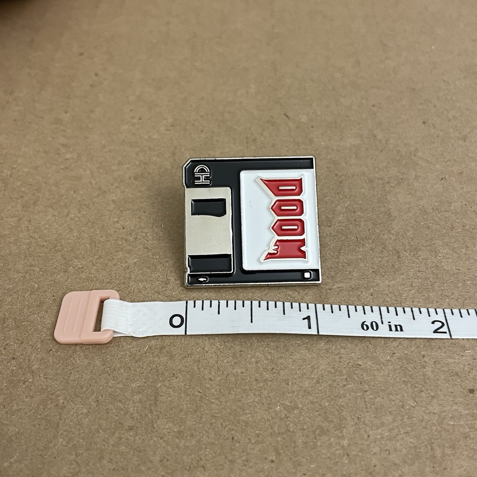 Pin – Doom Floppy Disk – Video Games – Retro Style (Enamel Pin / Lapel Pin)