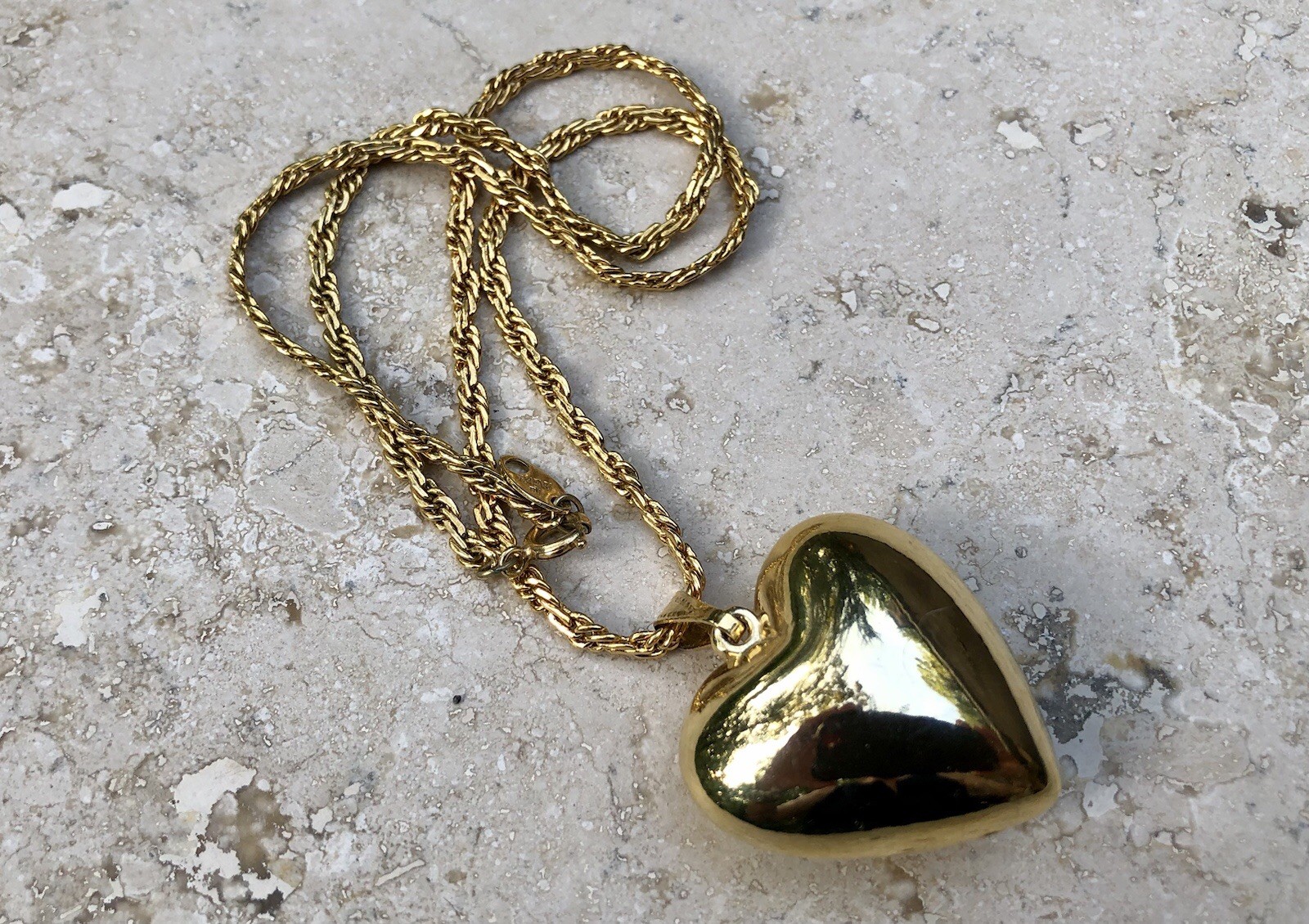 ✨💛VINTAGE Signed TRIFARI Gold Tone PUFFED HEART Pendant NECKLACE 17+” | Estate