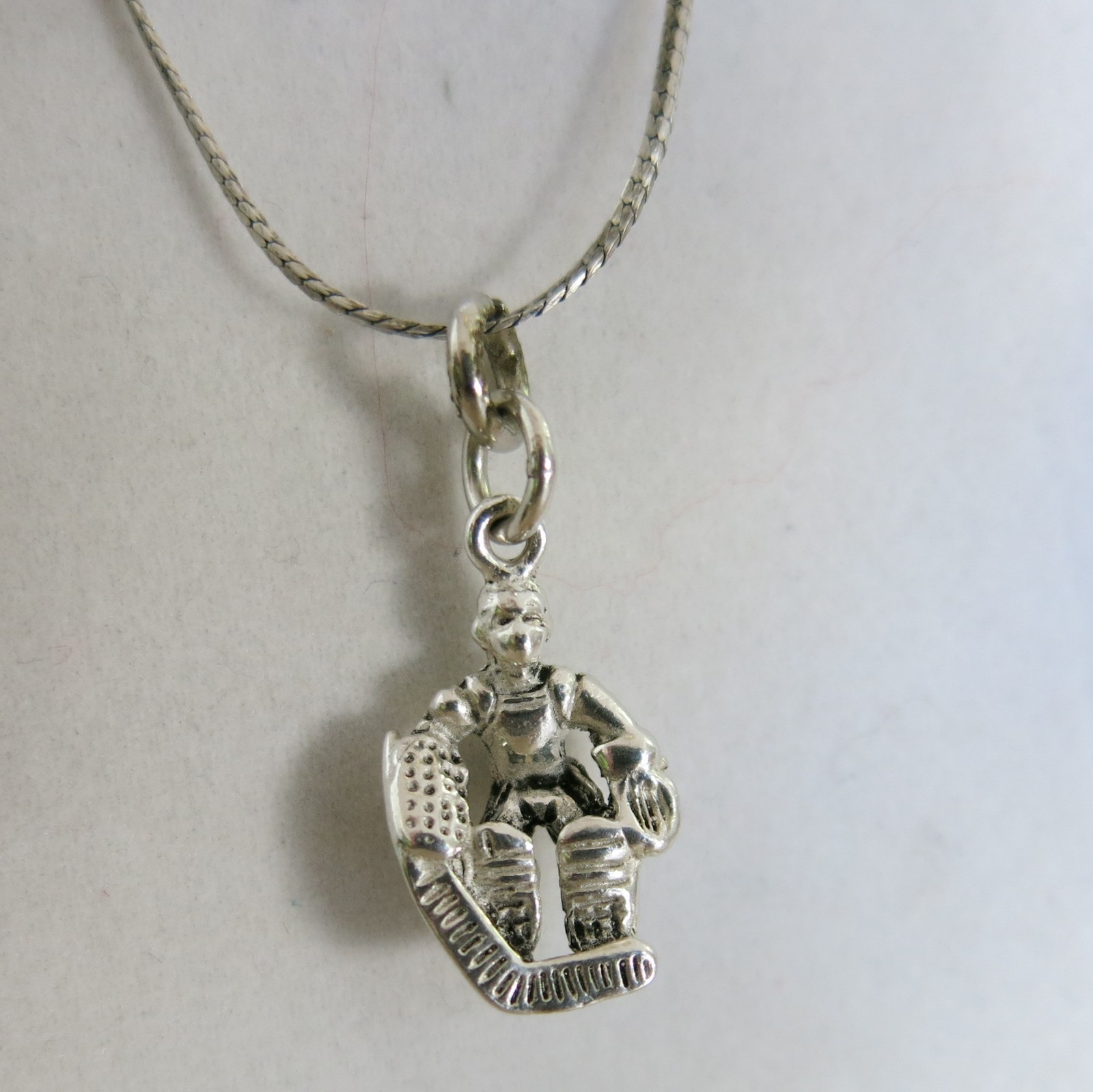 Sterling Silver Hockey Player Pendant & 18-inch Chain 5.2g [3630]