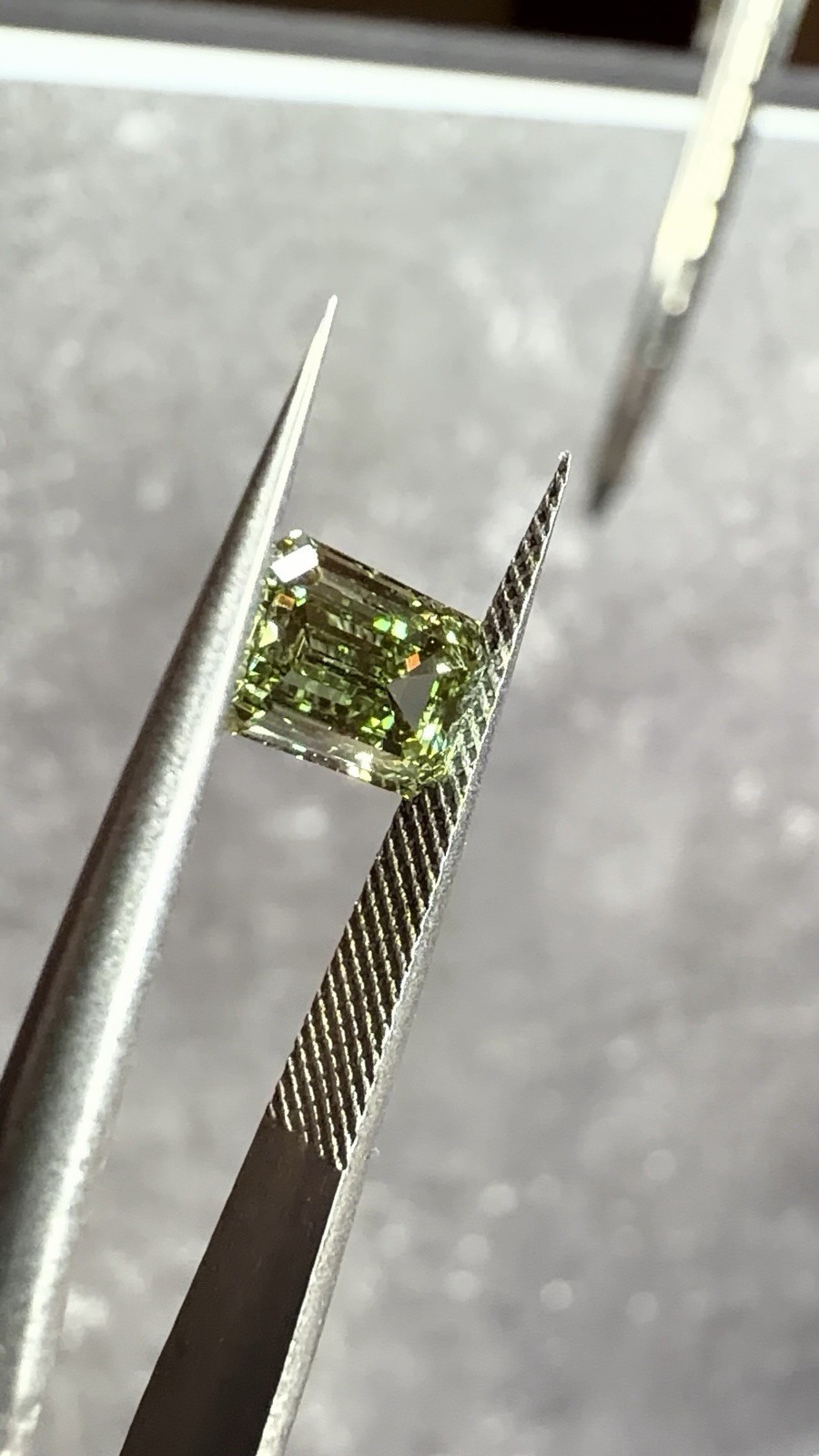 IGI Lab-Grown Emerald Cut Diamond 1.05ct Fancy Vivid Green VVS2 CVD