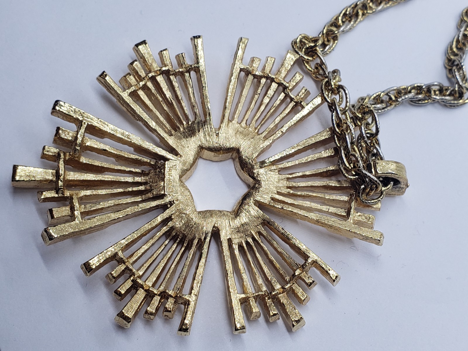 Vtg TRIFARI Goldtone Sunburst Modernist 60’s Glam Statement Pendant Necklace 25″