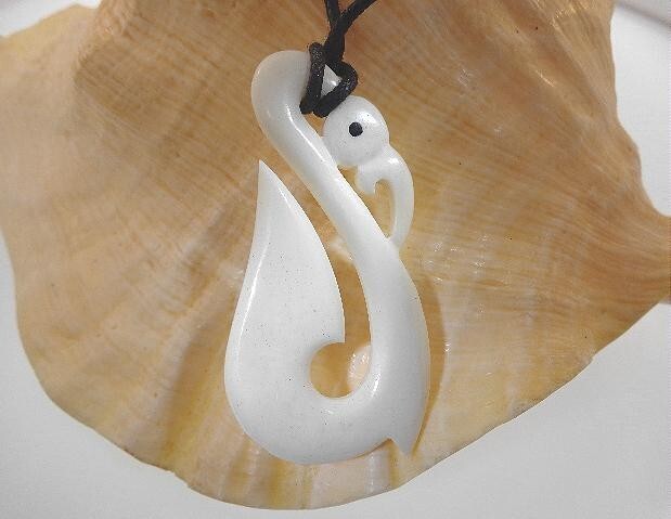 27MM HAND-CARVED MAORI MANAIA WATER BUFFALO BONE PAUA ABALONE FISH HOOK NECKLACE