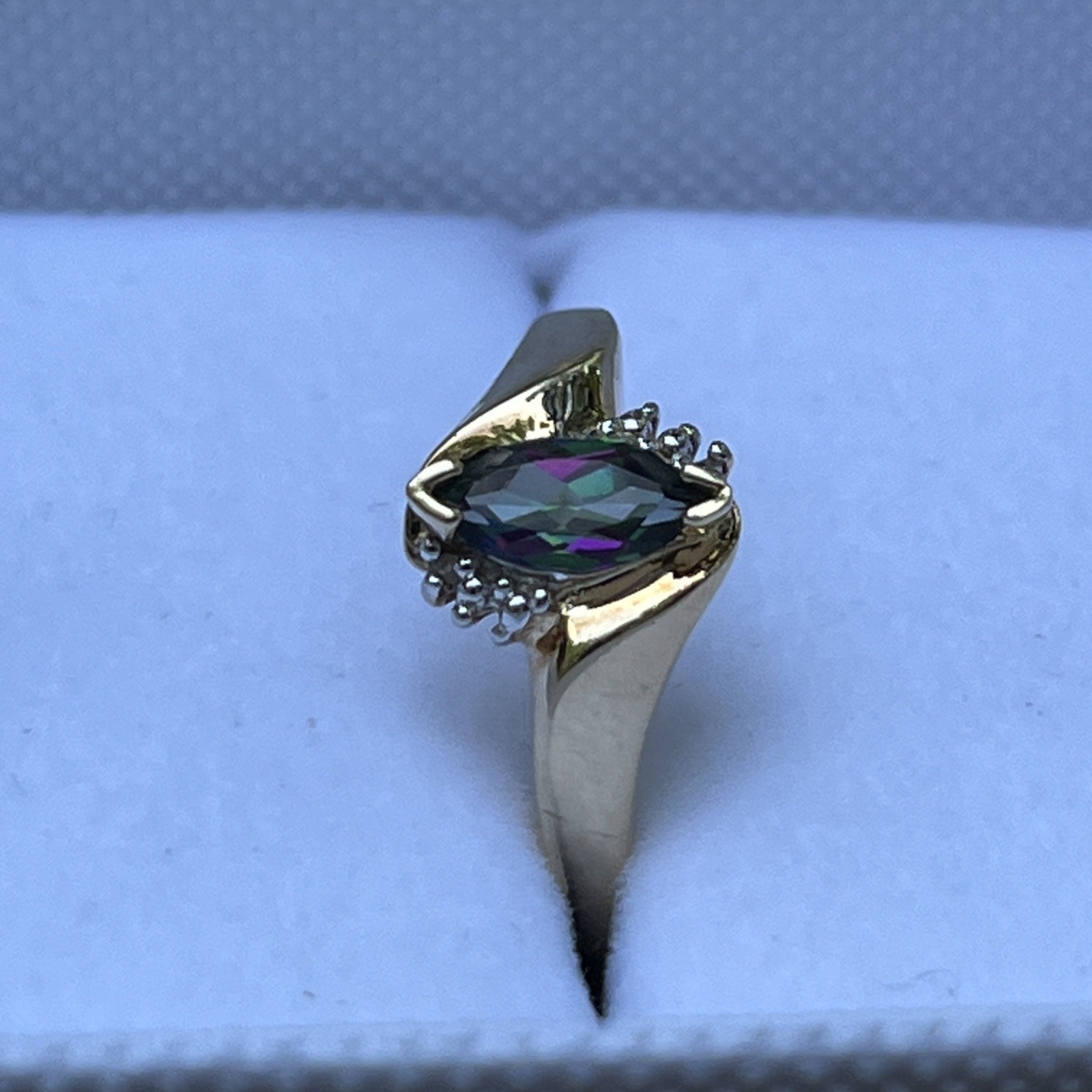 10k Solid Yellow Gold with Mystic Topaz Accent Ring Size 7; 2.4 grams, gorgeous