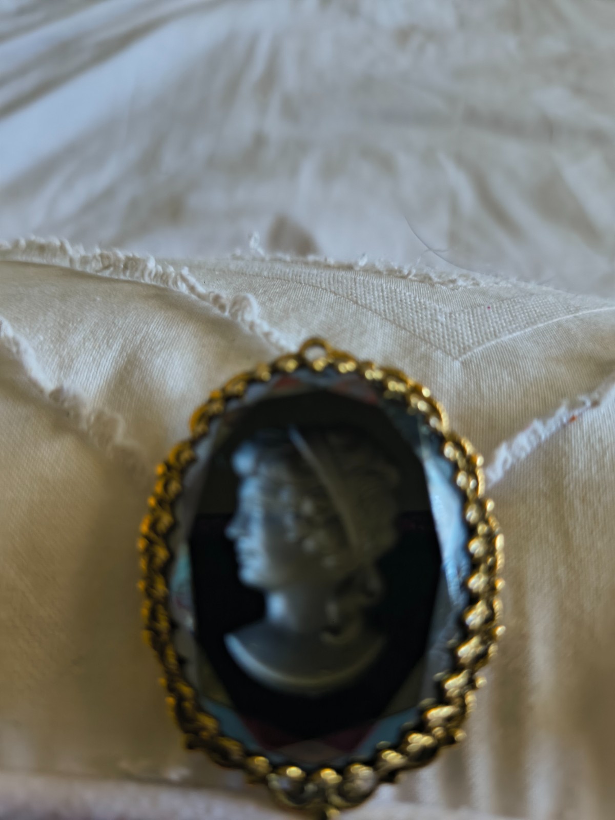 Cameo brooch and pendant