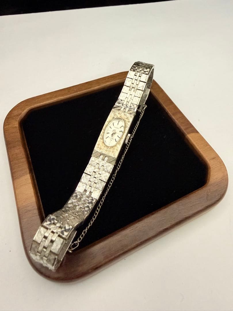 Seiko Manual Winding 23 Jewels Oval Dial Engraved Bracelet Retro Ladies M99