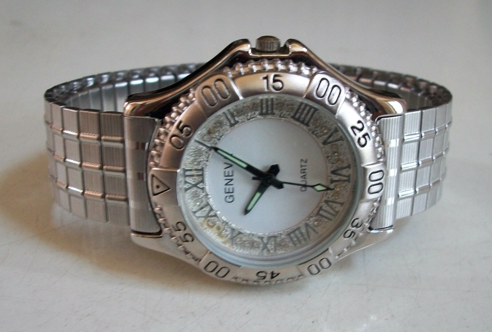 Men’s dress up or casual stretch band silver finish fashion wrist watch