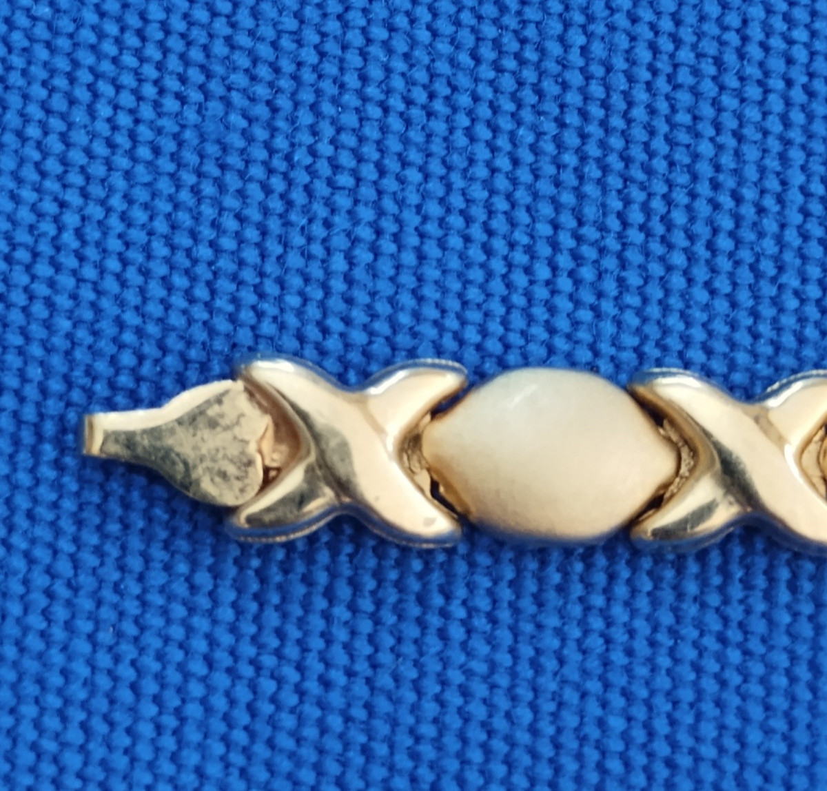10k Gold, T&C Hugs and Kisses Bracelet 7.25 inch long.