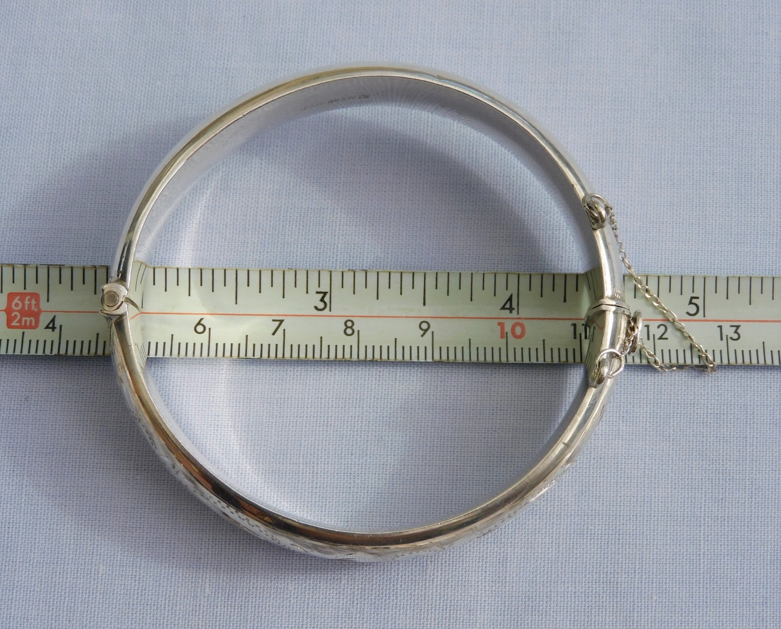 CPS BIRMINGHAM 1966 HALF ENGRAVED SOLID STERLING SILVER HINGED FLORAL BANGLE