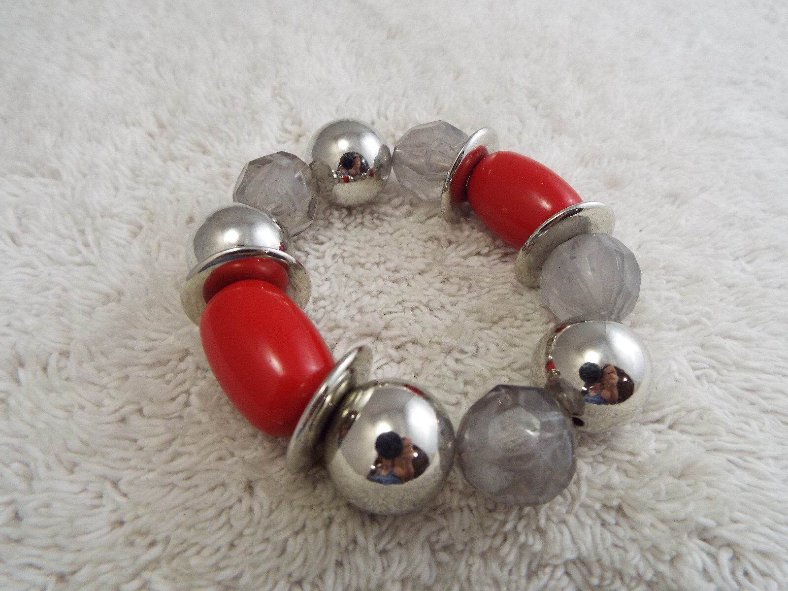 Silvertone Red Bead Stretch Bracelet (G5)