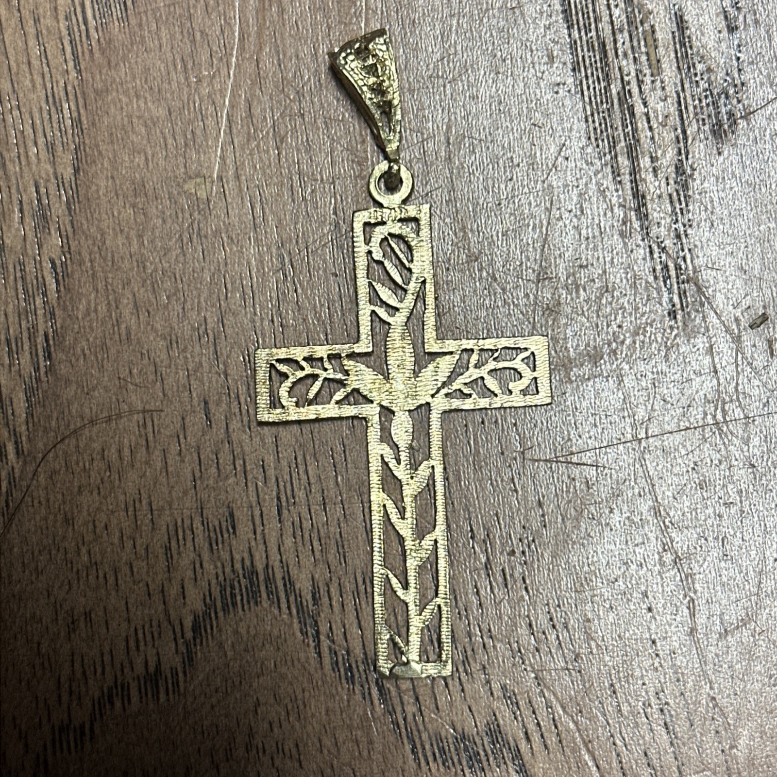 10K Yellow Gold Diamond-cut Filigree Cross Pendant. 3.2grams