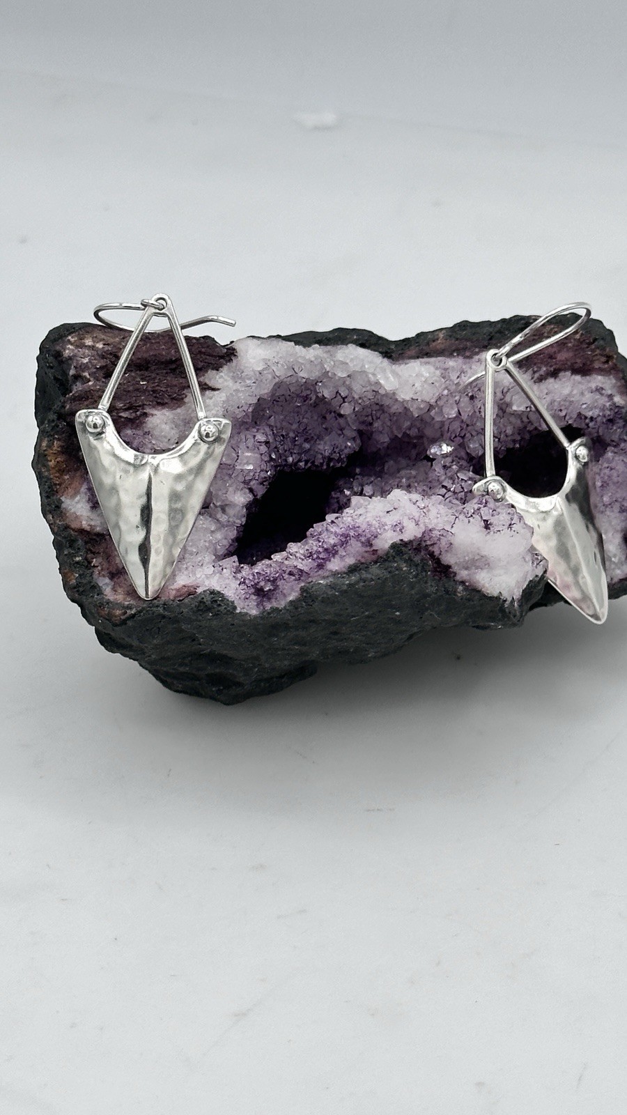 Silpada 925 Sterling Silver Hammered Arrowhead Shield Drop Earrings Thailan