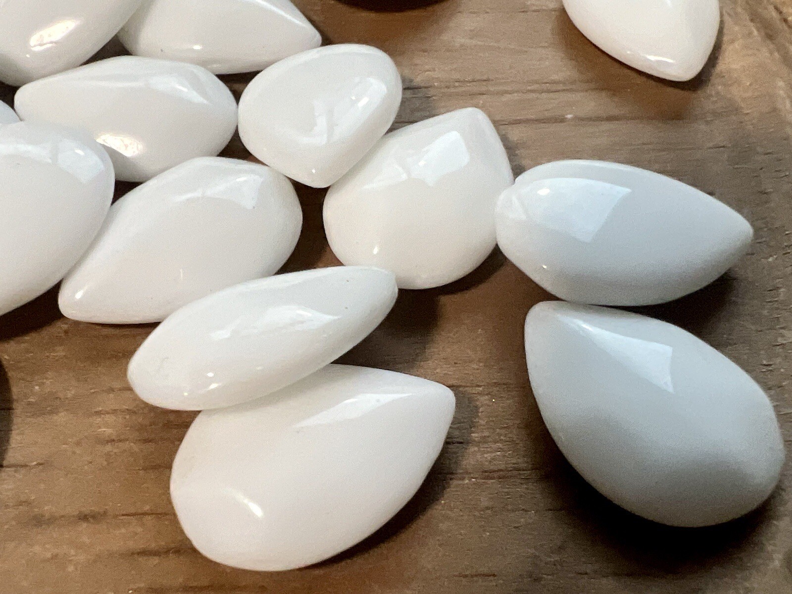 Lot Of 32 Vintage Milk White Opaque Pear Teardrop Rhinestones 13x18mm Smooth
