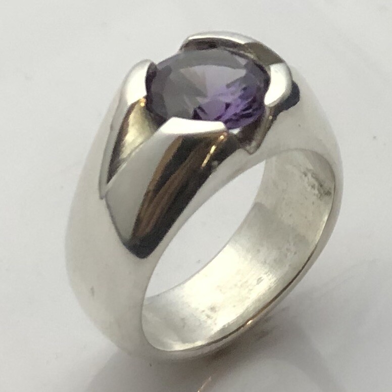 MJG STERLING SILVER MEN’S RING. V GROOVE. 10MM LAB ALEXANDRITE. SIZE 10