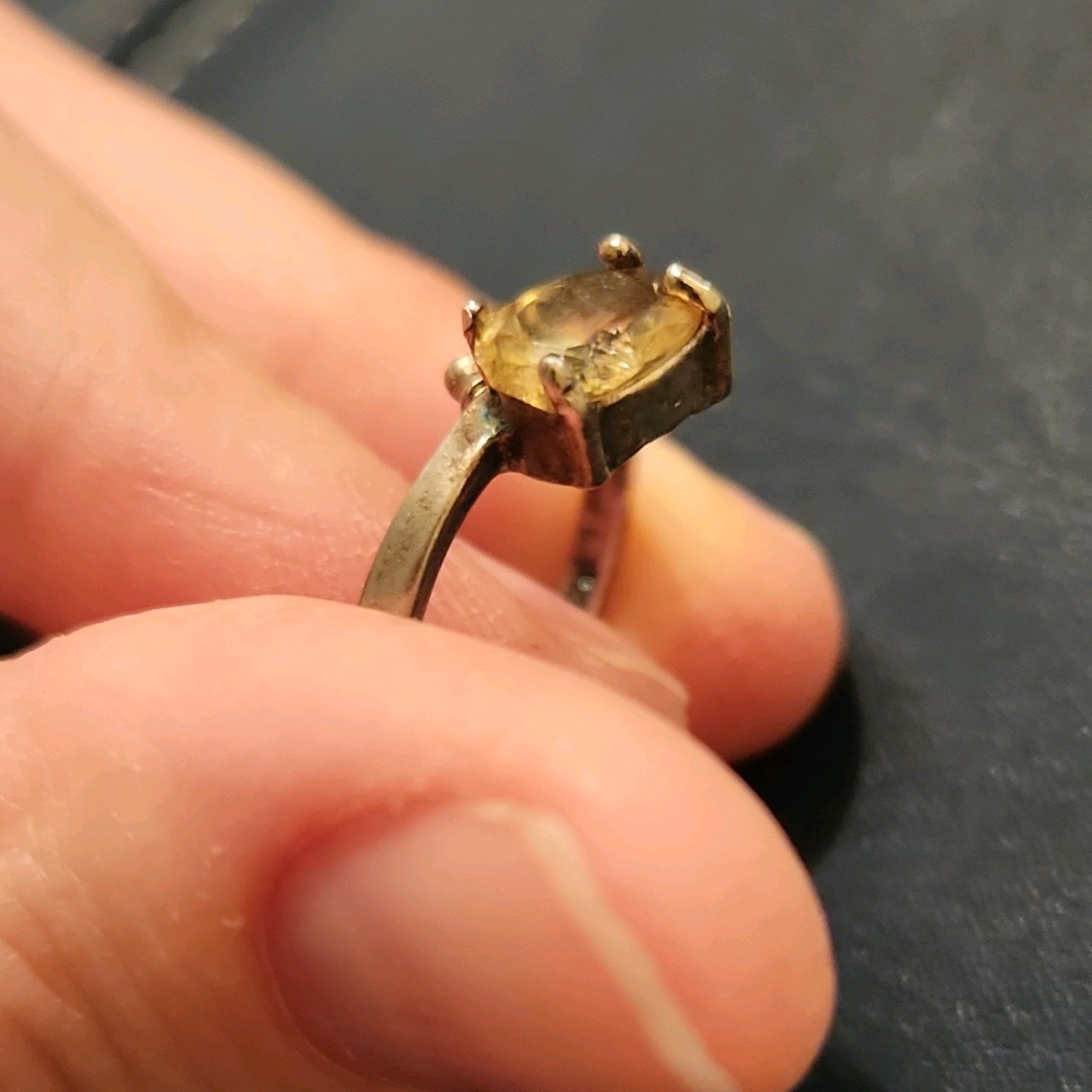 925 Silver Ring With Yellow-Green Stone / Slightly Damaged