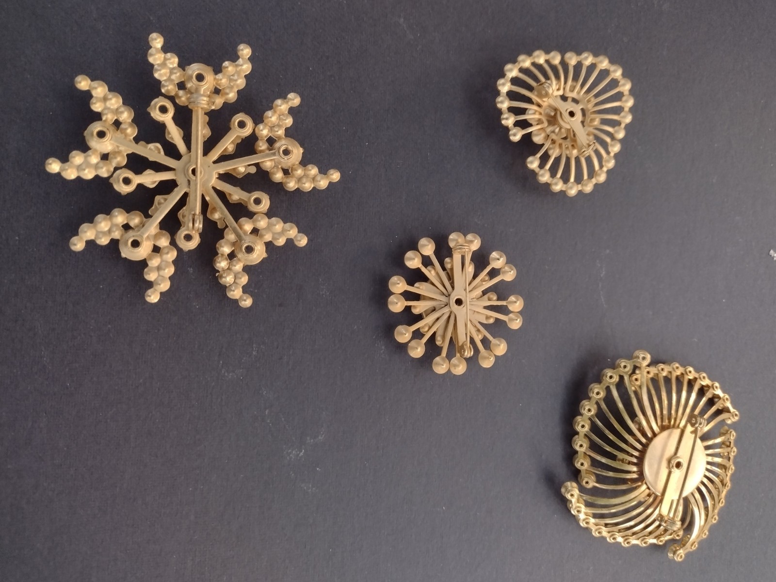 Vintage Brooches Set of 4 Gold Toned Women’s Costume Jewelry Lot