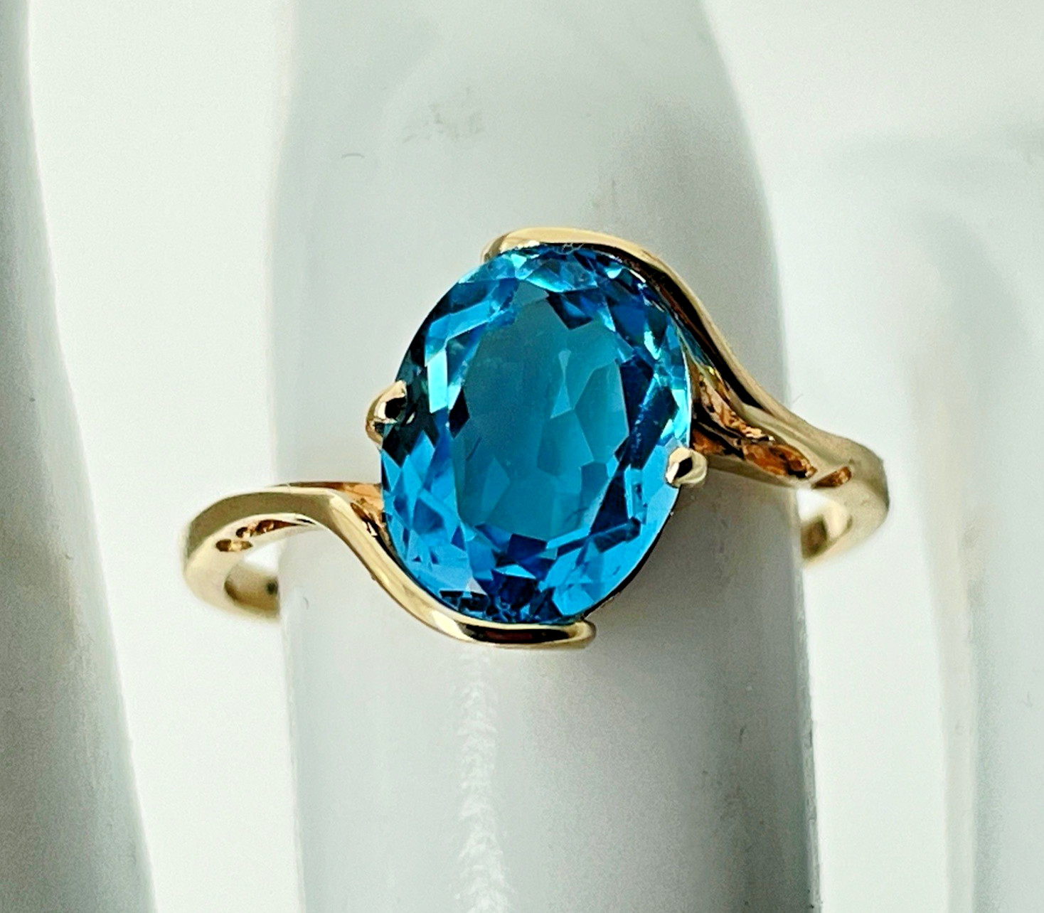 10k Yellow Gold Oval9.2mm by 7.2mm Blue Topaz Ring Size 6 1/4 – 1.7 Grams