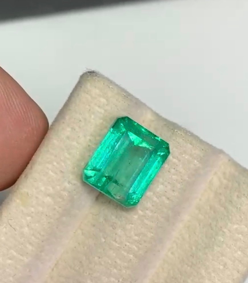 5.2ct Natural Vivid Green Emerald Gemstone: EmeraldCut for Ring/Jewelry From AFG