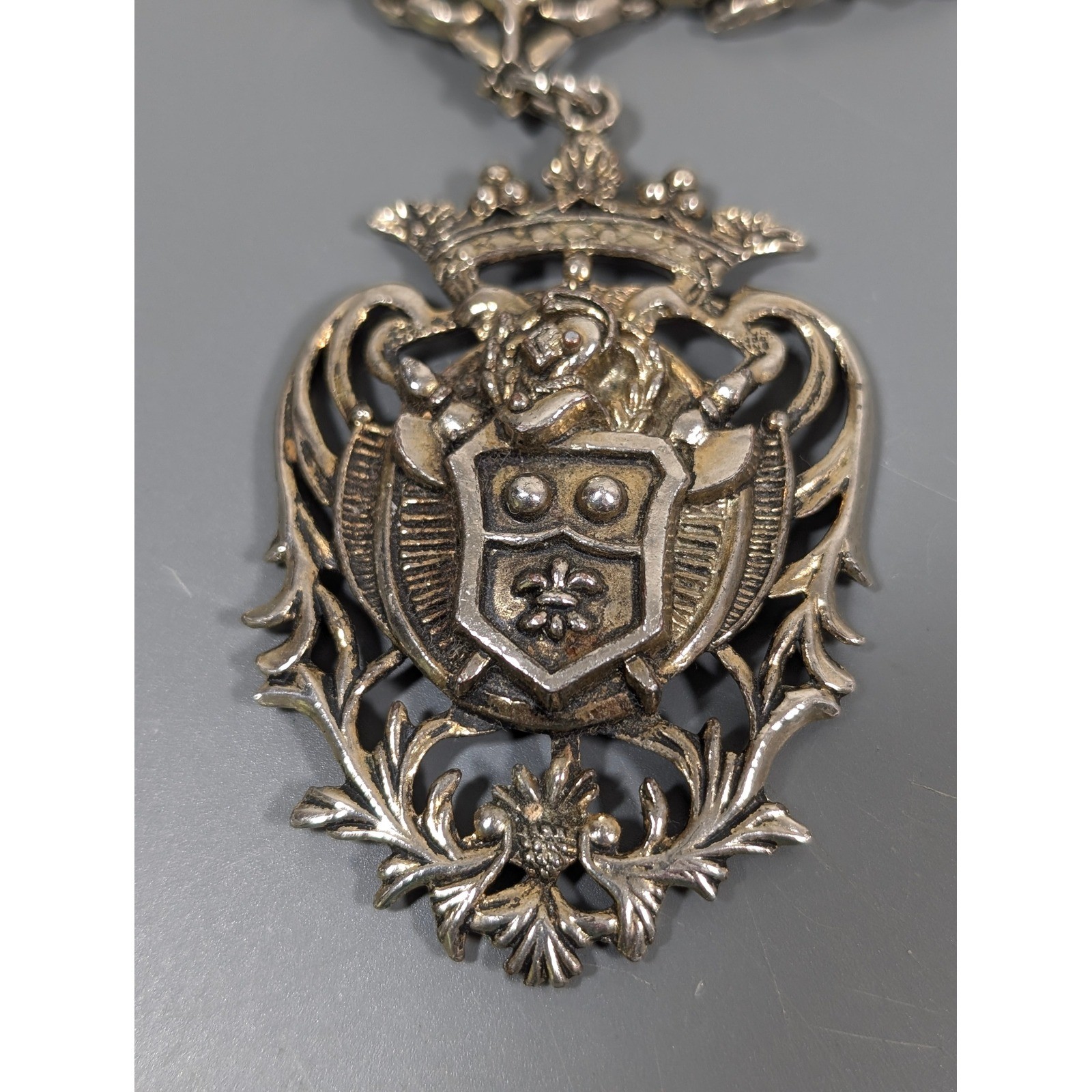 Vintage Heraldic Crest Pendant Necklace Antiqued Gold Tone Coat of Arms 18.5″