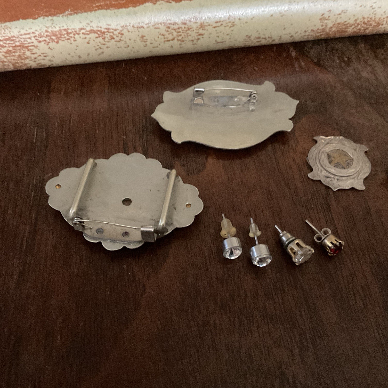 1 Horse And 1 Texas Star Western Pins And Assorted Earings