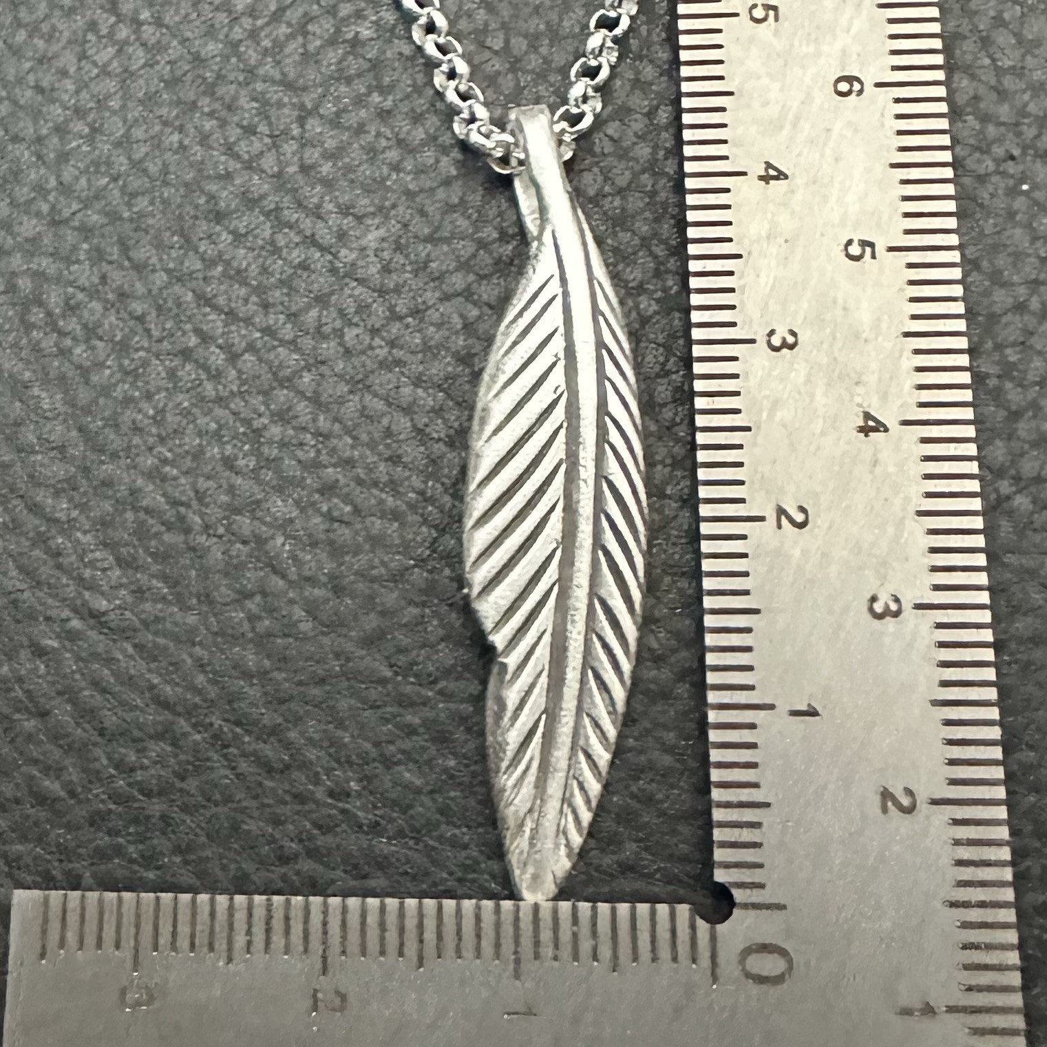 MJG STERLING FEATHER PENDANT AND CHAIN. 4 gr