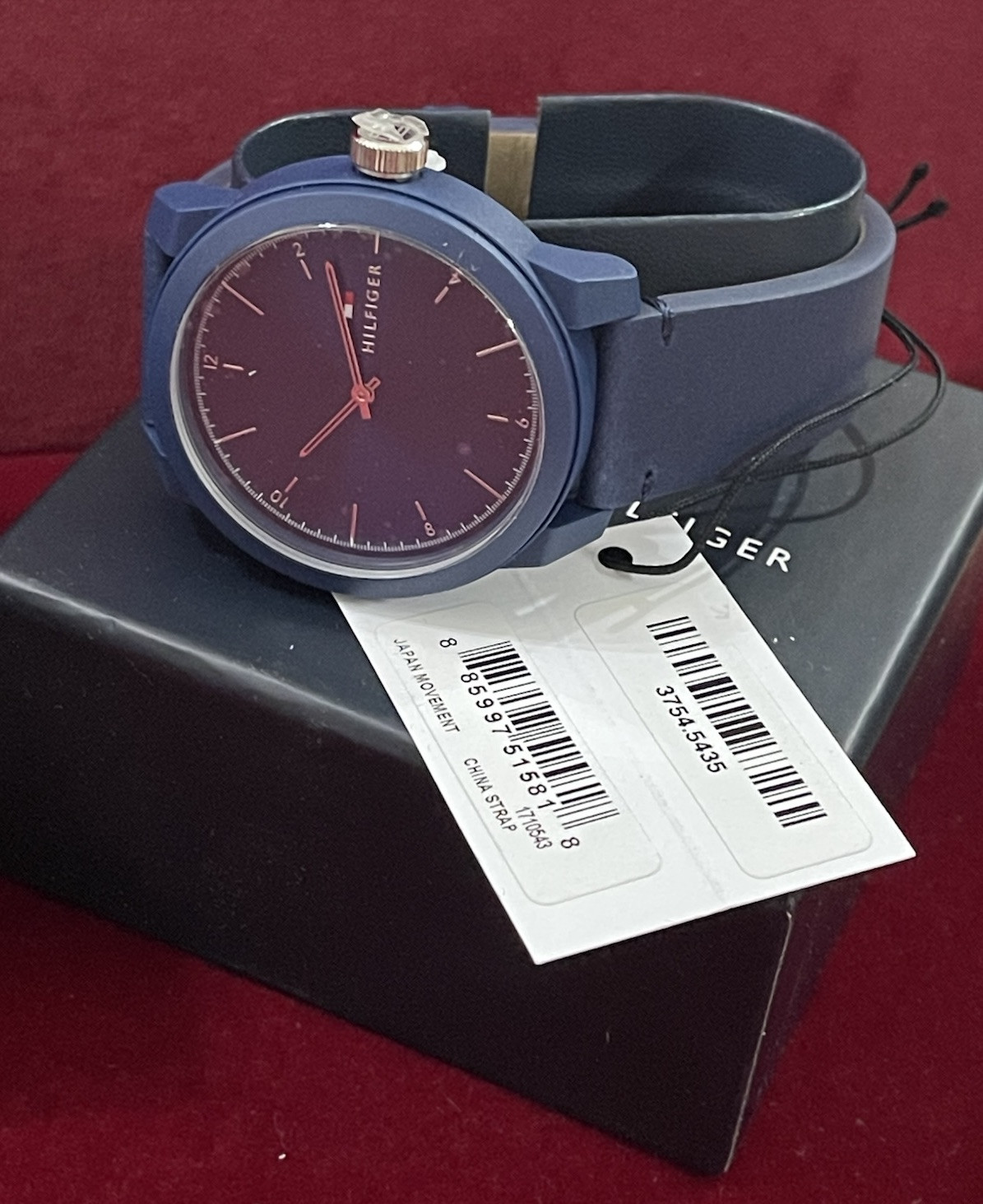 Tommy Hilfiger 1710543 Men’s Denim Navy Dial with Navy Leather Strap Watch, 42mm