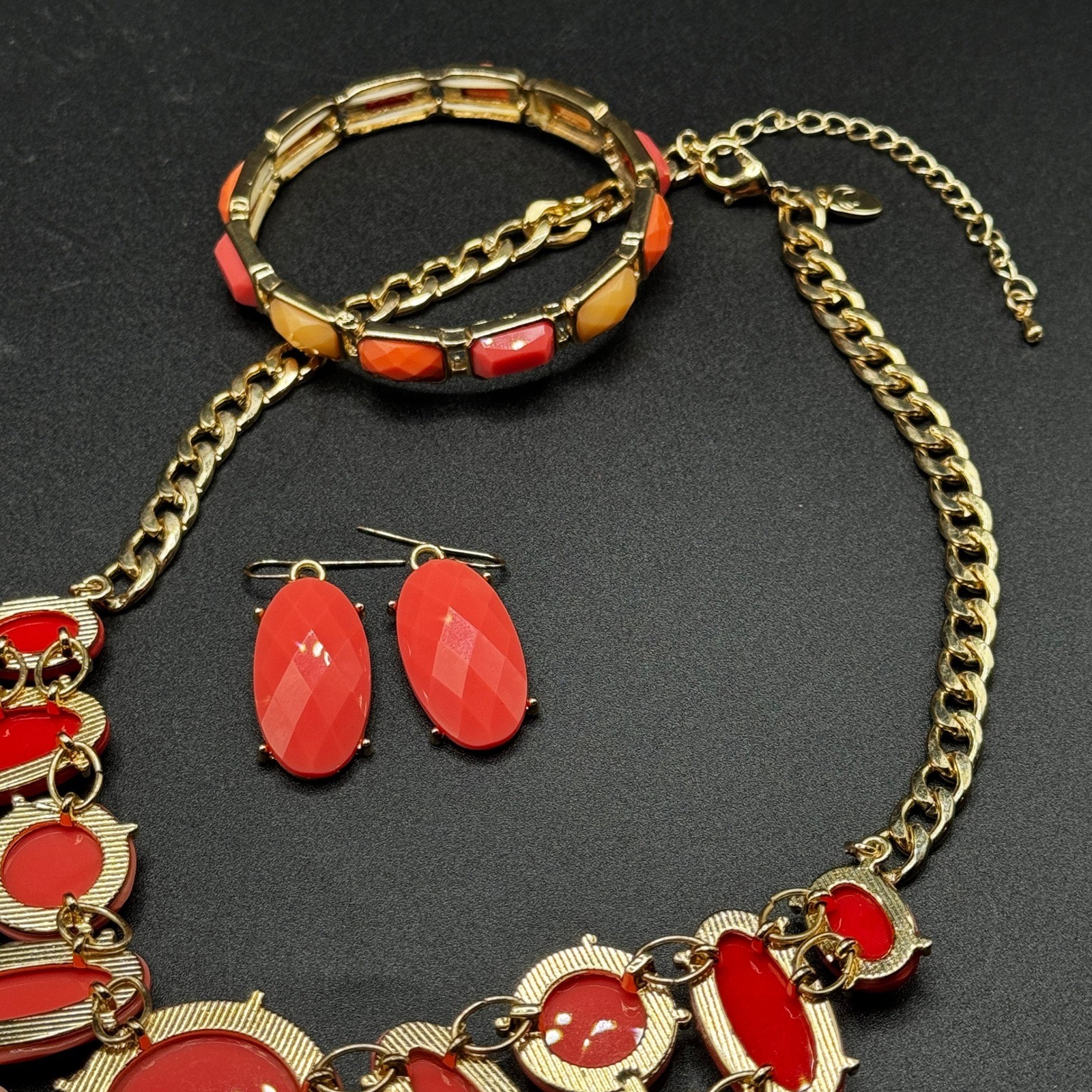 Chico’s Coral Red Statement Necklace Bracelet Earring Set Gold Tone Faceted Bold
