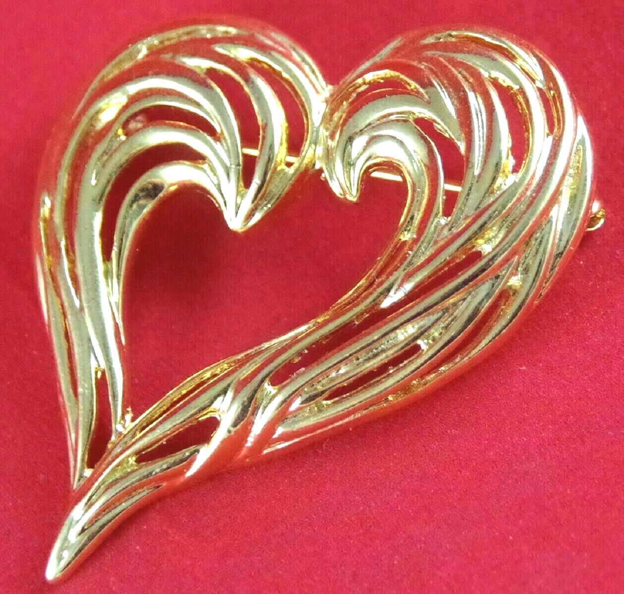 Minty! Lot 2 VTG 2.25″ ABSTRACT & VICTORIAN REVIVAL GOLD TONE HEART BROOCH PINS