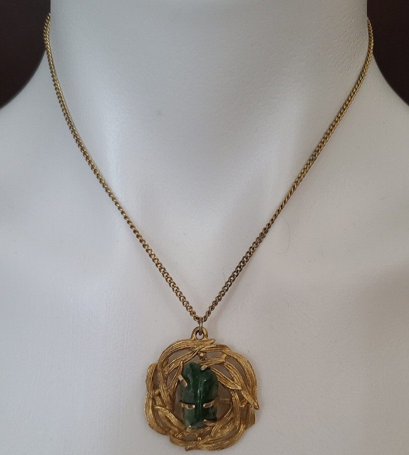 Vintage Signed BSK Jade Stone Pendant Textured Gold Tone Necklace – 15-1/2 in