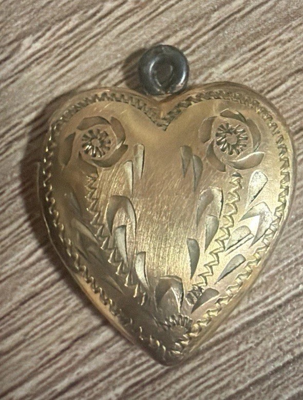(Vintage)Heart-Shaped Hinged Photo Locket Pendant Gold Tone Metal