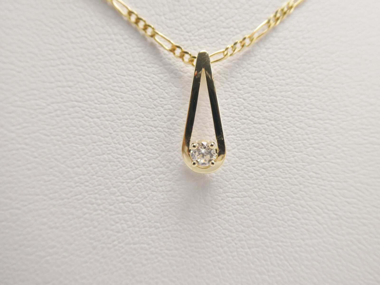 10K REAL SOLID YELLOW GOLD SOLITAIRE PENDENT AND SOLID FIGARO CHAIN
