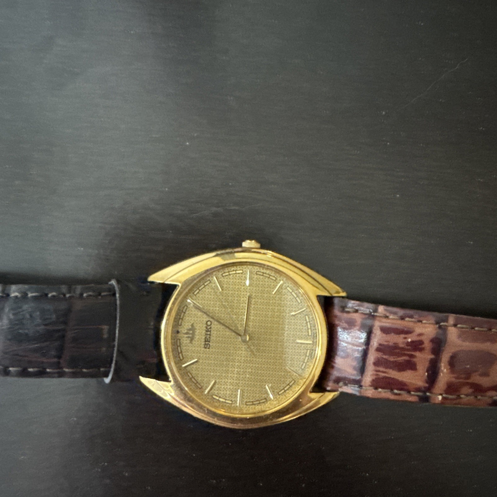 Vintage 1996 [Near MINT] New Batt SEIKO V701-7A10 Gold Mens Qz Watch From JAPAN