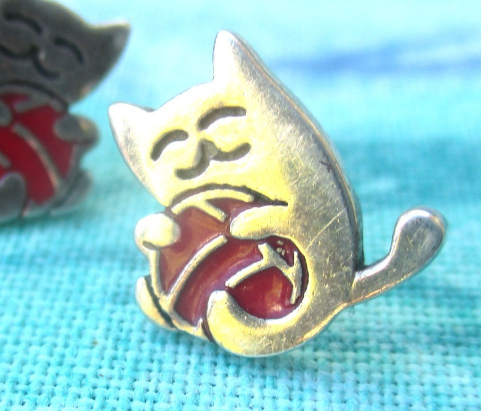 Kitty Cat Sterling Silver Stud Earrings Enamel Ball Playful Kitten 1.6 g .25″