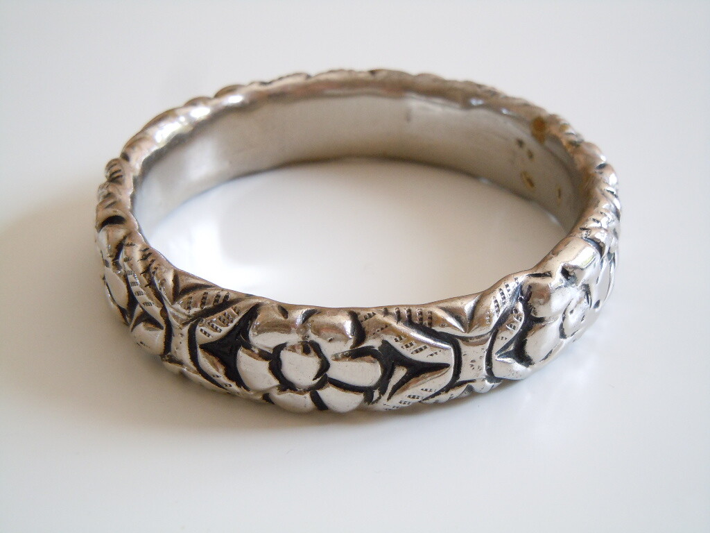 Flower Relief Bangle Rattles With Movement 45.8 G/Ø 6.6 Cm
