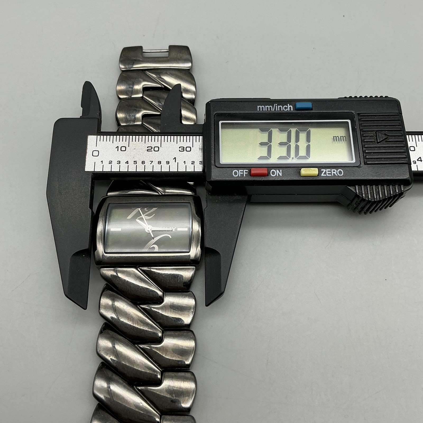 DKNY Womens Watch 33mm Silver Tone Stainless Bracelet W-2233 New Battery 7.5″