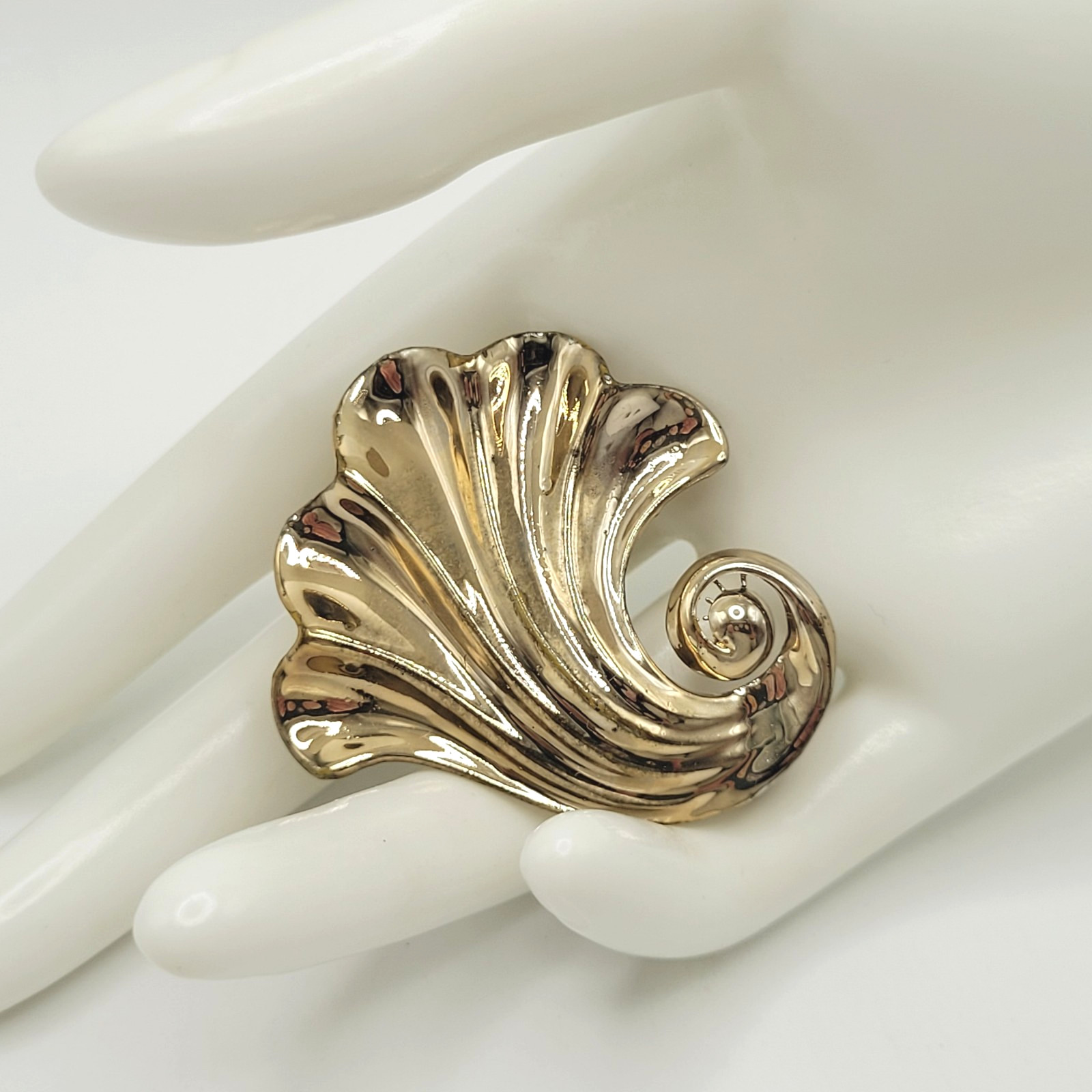 Nouveau Style Nautical Shell Swirl Wave Gold Tone Pin Retro 1940s Style Brooch