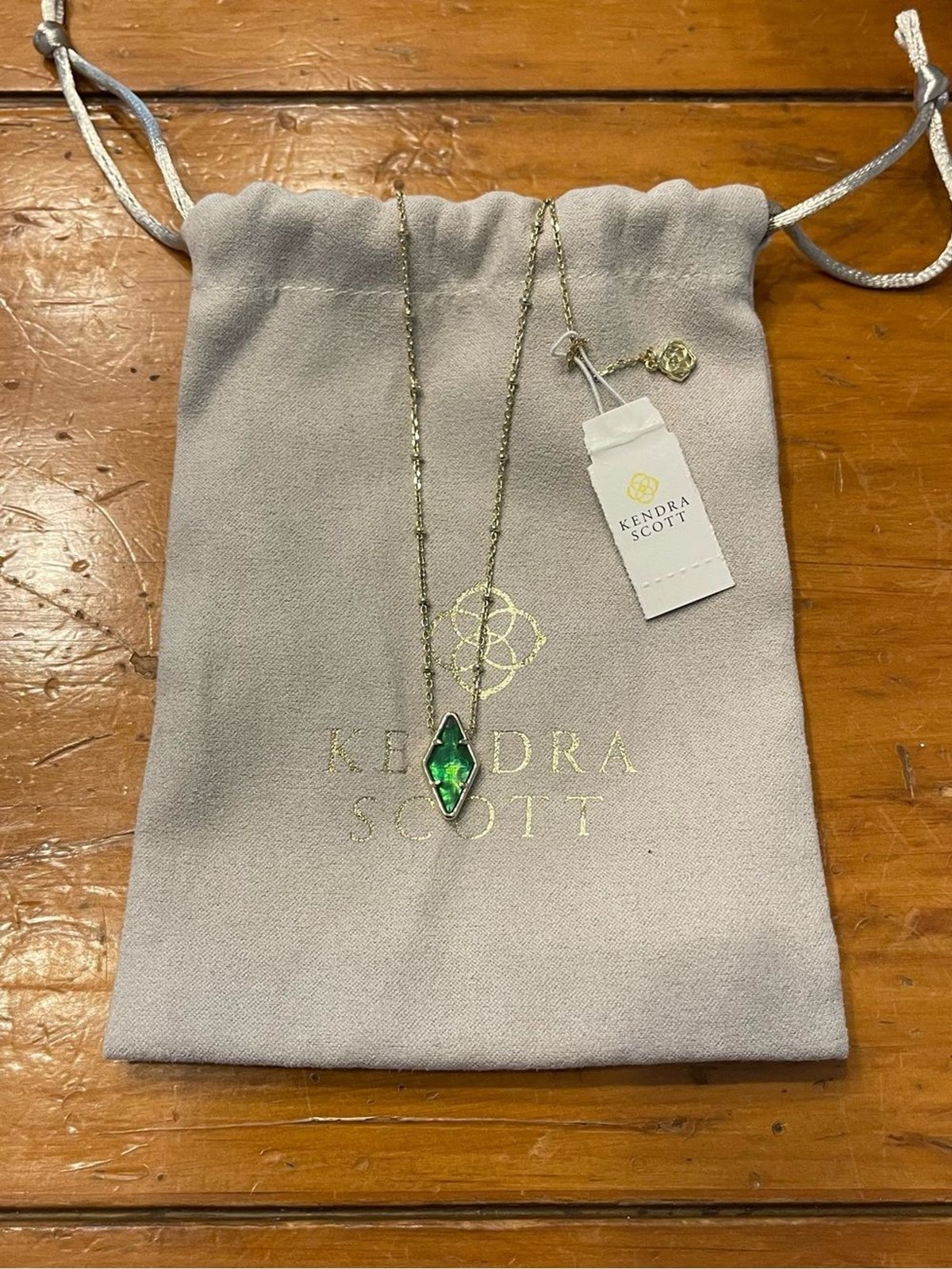 Kendra Scott Kinsley Short Emerald Green Pendant Necklace – Gold Tone