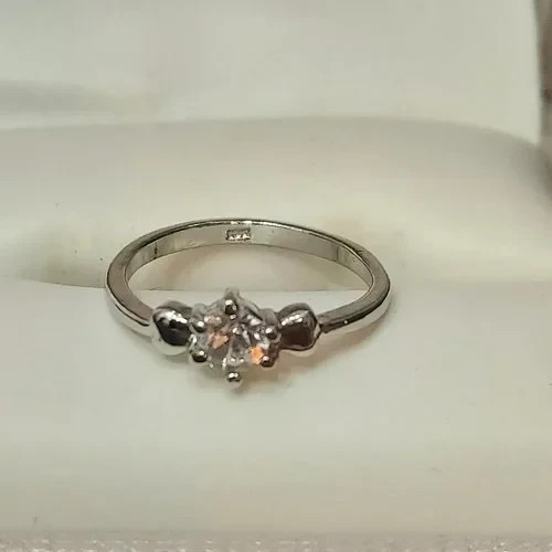 Vintage 10K White Gold Bow Tie Ring w. CZ Center Stone size 5- Minimalist 1.5 gm