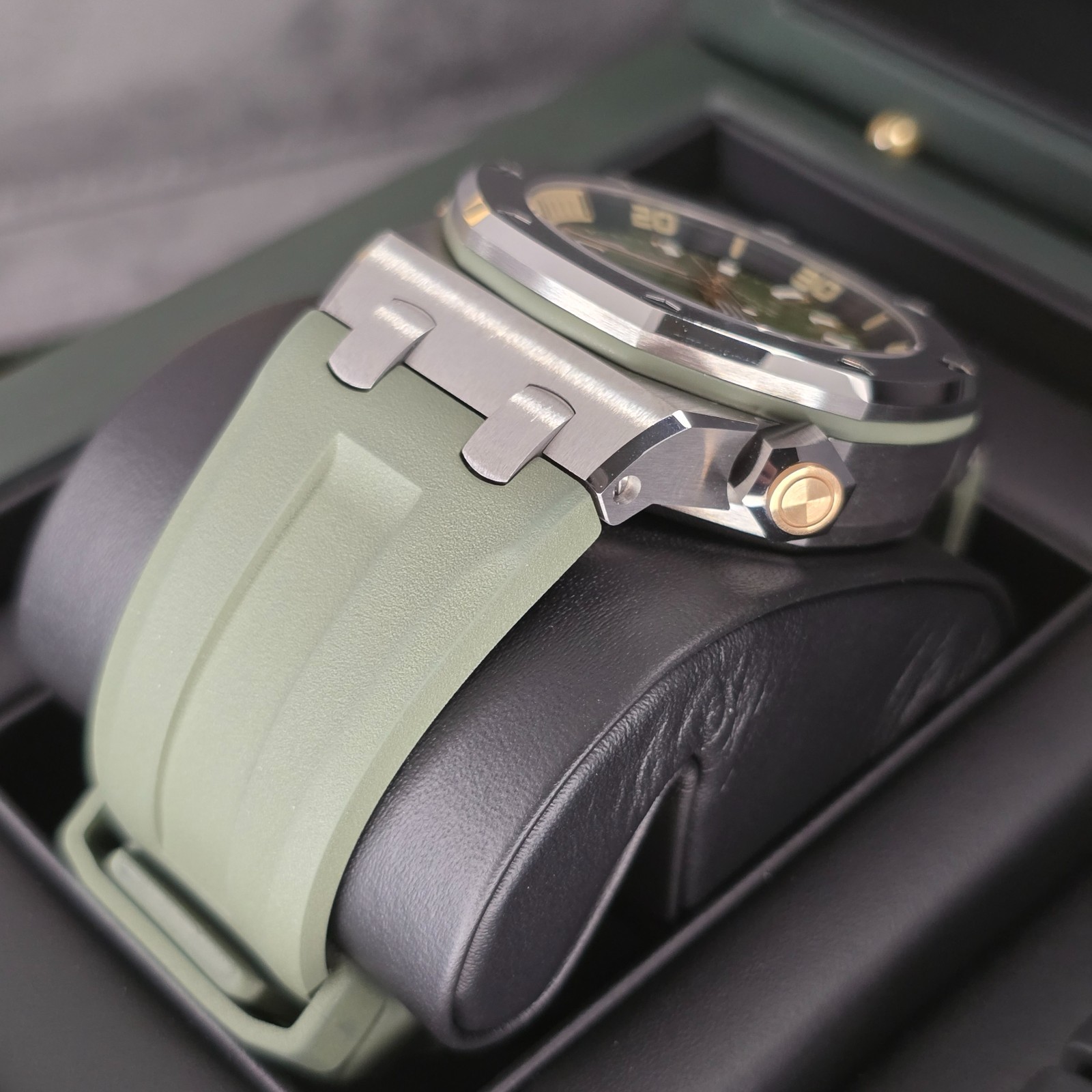 AUDEMARS PIGUET ROYAL OAK OFFSHORE DIVER KHAKI DIVER 15720ST 42MM WARRANTY B&P