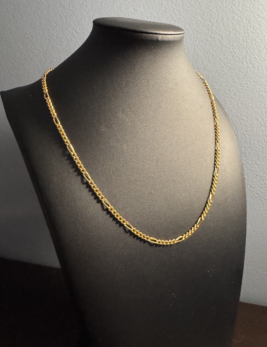 14K Gold-Plated Figaro Chain Necklace Classic Flat Link Unisex Style 20″