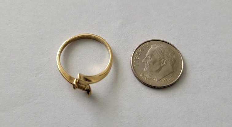 10k P (Plum) yellow gold ring, missing stone, 1.4 grams without stone