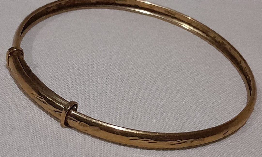 LARGE 9ct Gold ‘ADULT’S EXPANDABLE DIAMOND-CUT’ 8 inch Round BANGLE. 4.40 grams