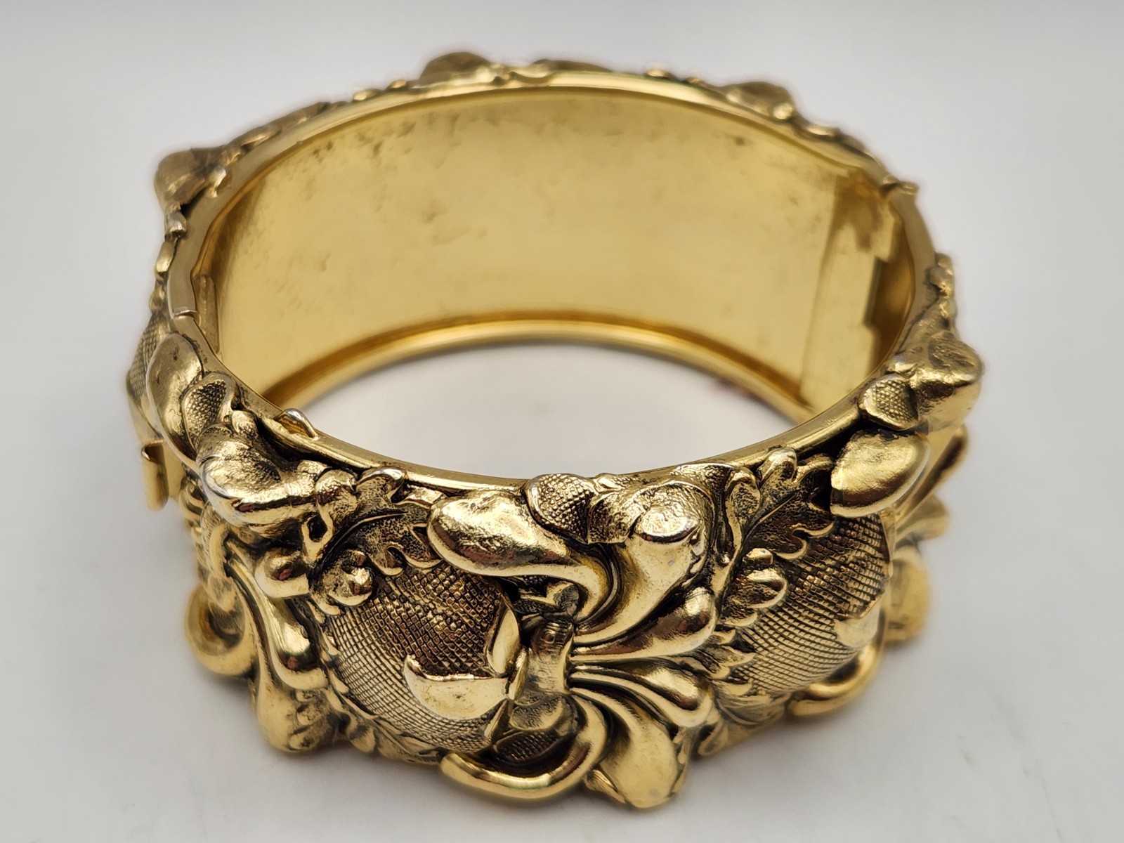 Whiting & Davis Signed Vintage Ornate Bangle Bracelet Hinged Gold Tone Push Lock