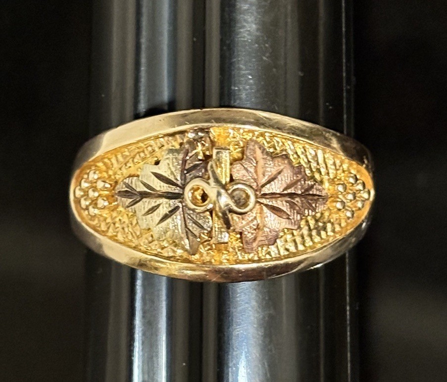 10k Yellow Gold Men’s Landstrom’s Black Hills Gold Tapered Band Ring Size 12