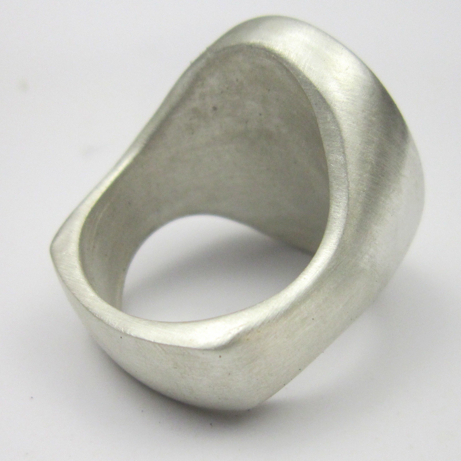 MJG STERLING SILVER LARGE RAMPANT LION OVAL TOP RING @ 1″. 26 GRAMS. SIZE 10+