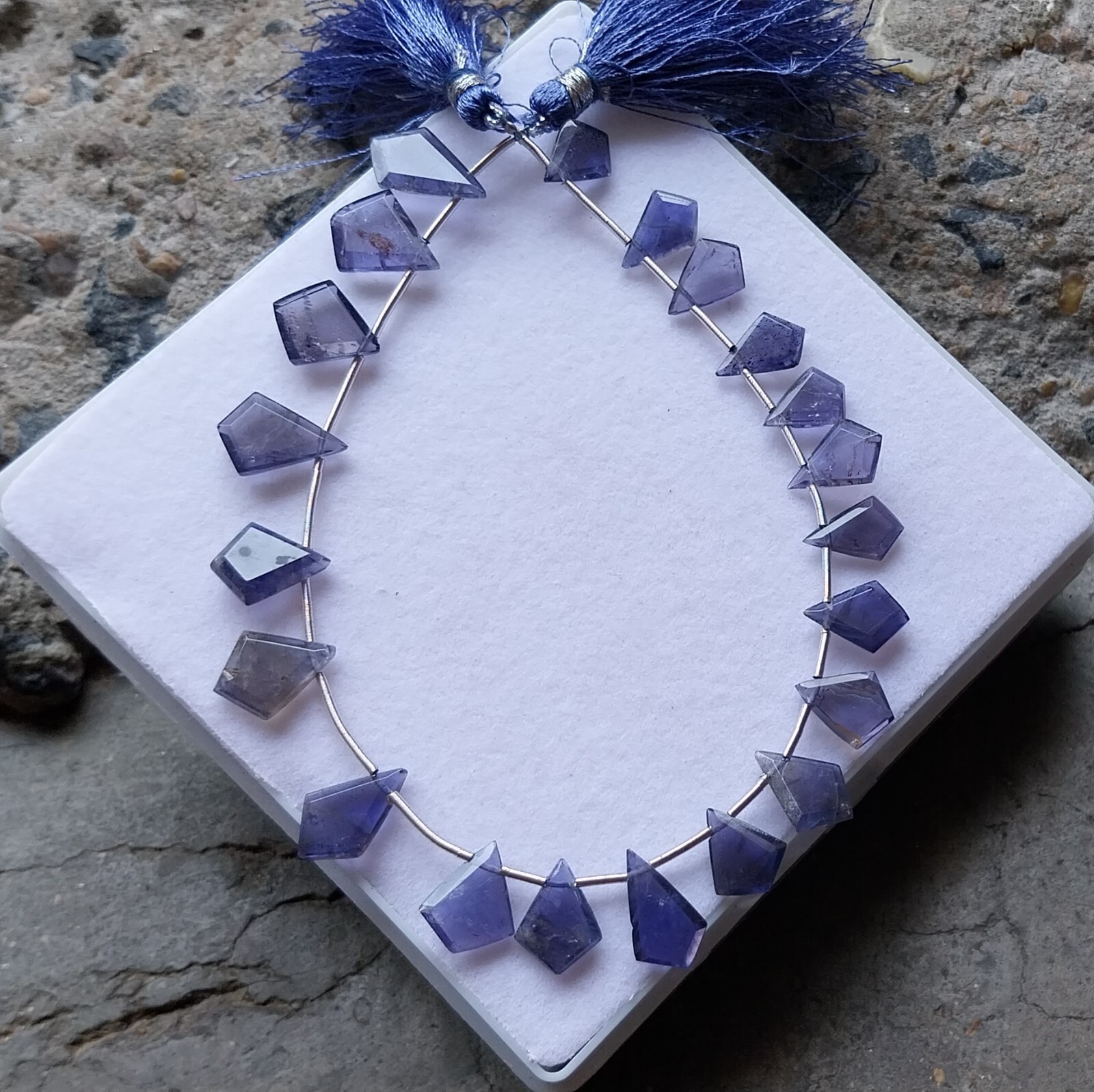 37 Carat 7.5×9.5-10.5×13.5 MM Natural Blue Purple Iolite Fancy Cut 8 Inch Beads