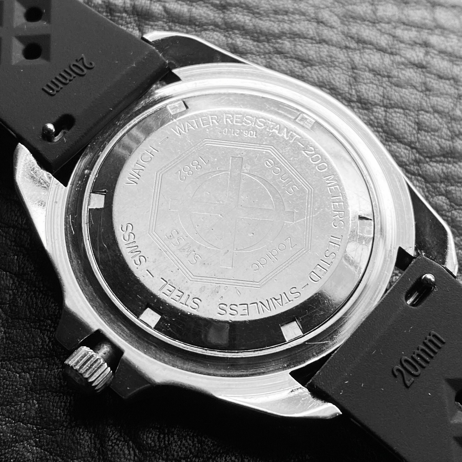 EXCELLENT ZODIAC VINTAGE RED POINT RED DOT 106.21.07 QUARTZ DIVER SWISS